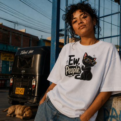 Camiseta MALA MAÑA Ew People — vista modelo chica