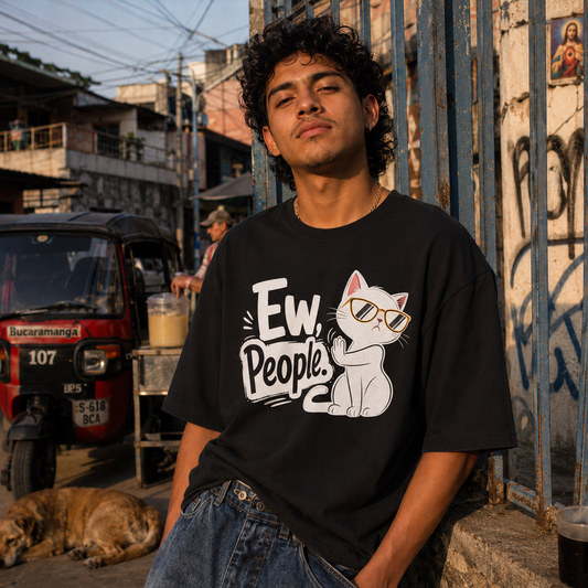 Camiseta MALA MAÑA Ew People — gata negra con anteojos
