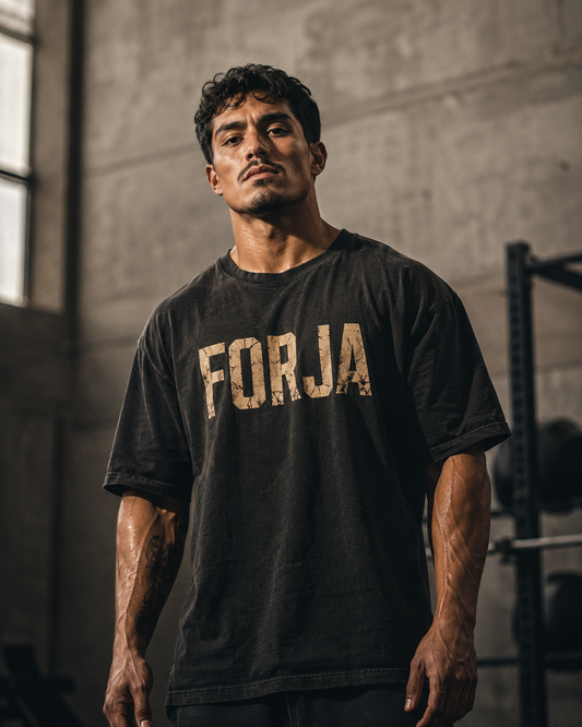 Camiseta FORJA Iron Will - modelo en gimnasio industrial