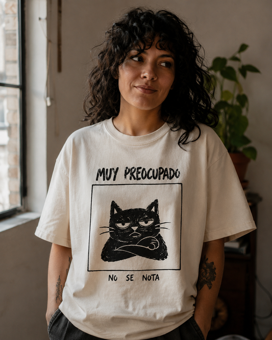 Camiseta MALA MAÑA Muy Preocupado - modelo lifestyle